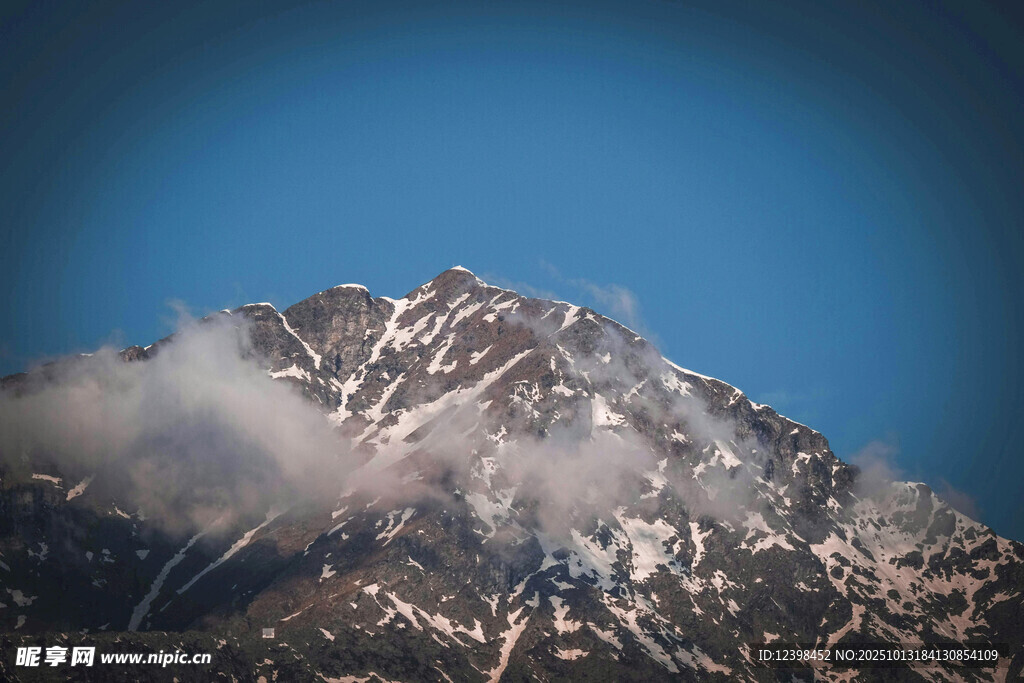 巍峨雪山云雾缭绕