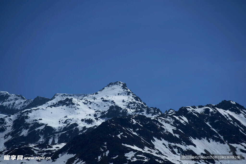 巍峨雪山