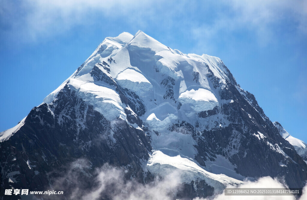 巍峨雪山