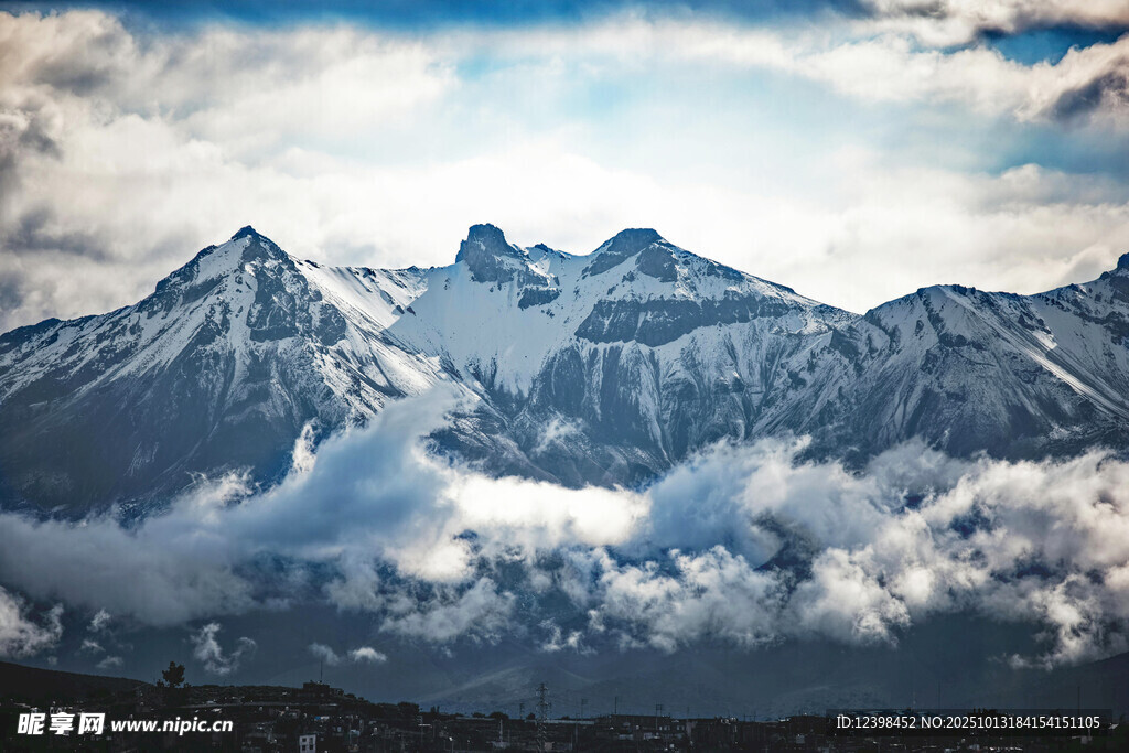 壮丽雪山云海景观