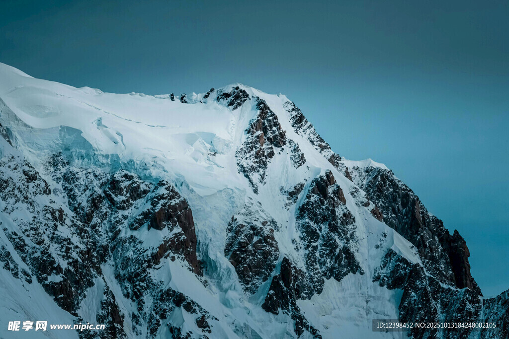 巍峨雪山壮丽景观
