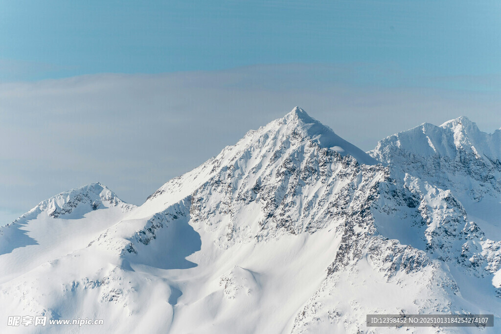 巍峨雪山壮丽景致