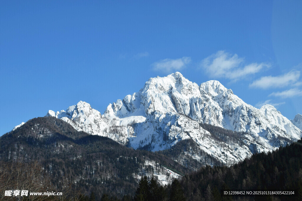 巍峨雪山壮丽景致