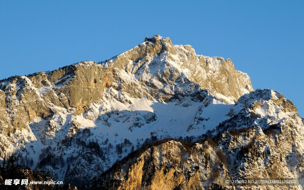 巍峨雪山