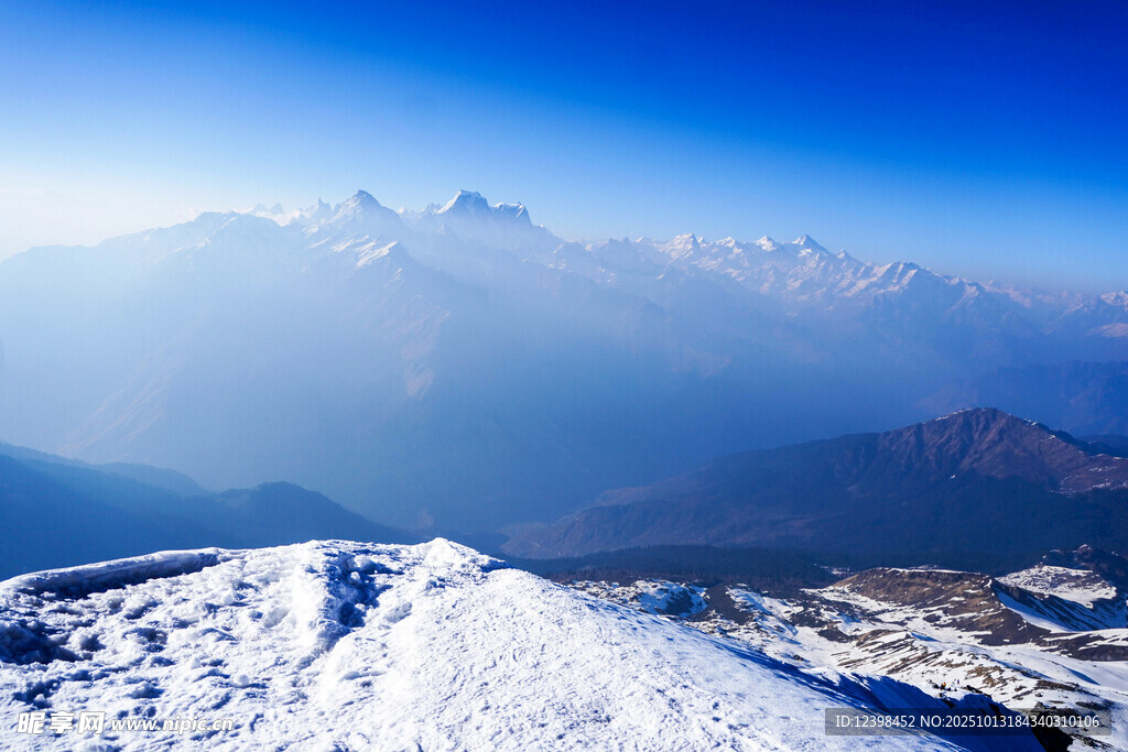 雪山之巅壮丽景观