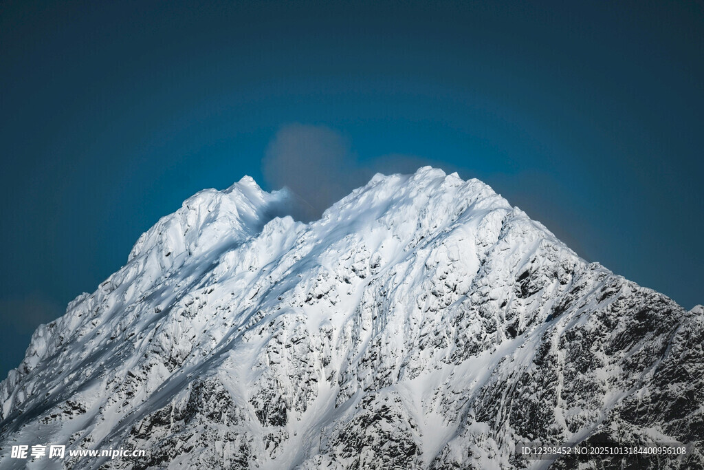 巍峨雪山