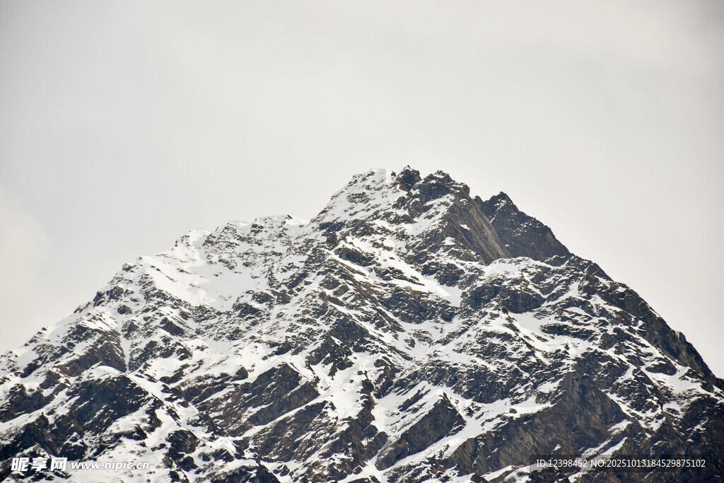 巍峨雪山