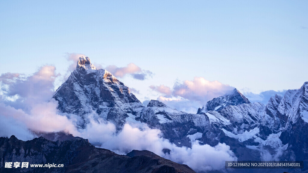 壮丽雪山云海景观