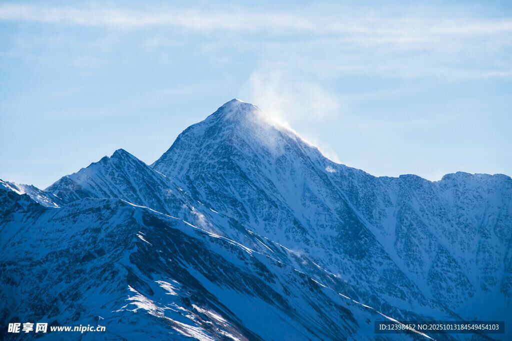 巍峨雪山尽显壮丽风光