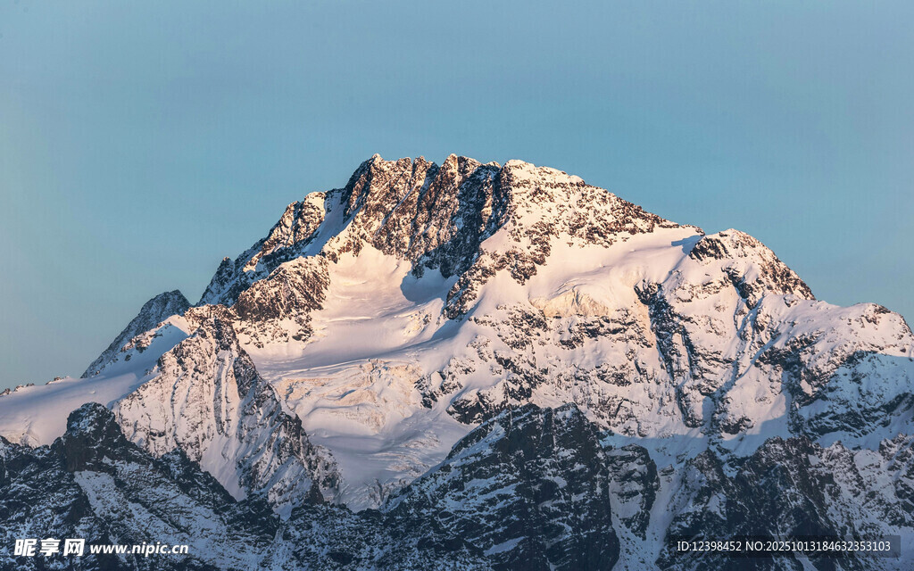 巍峨雪山壮丽景观