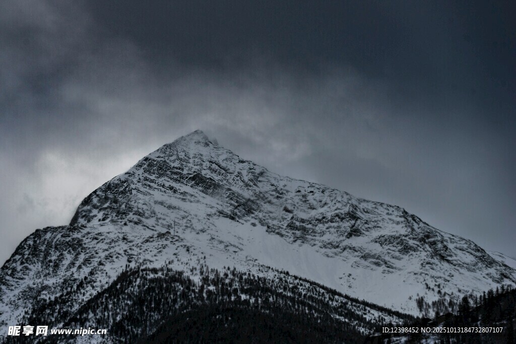 雪山在阴云下的壮丽景象