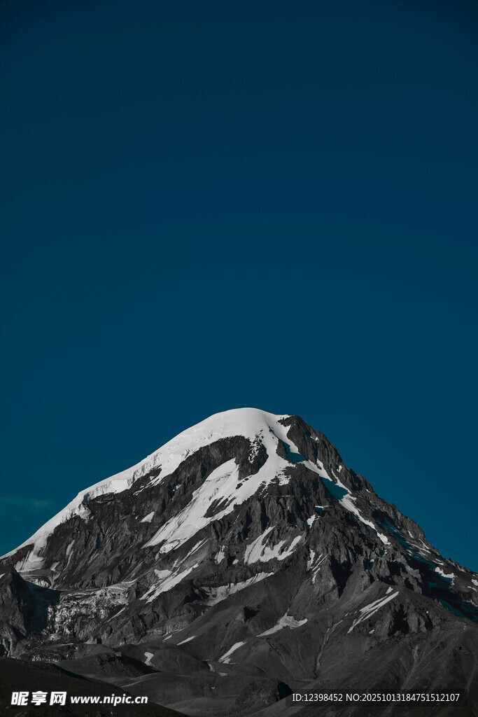 巍峨雪山