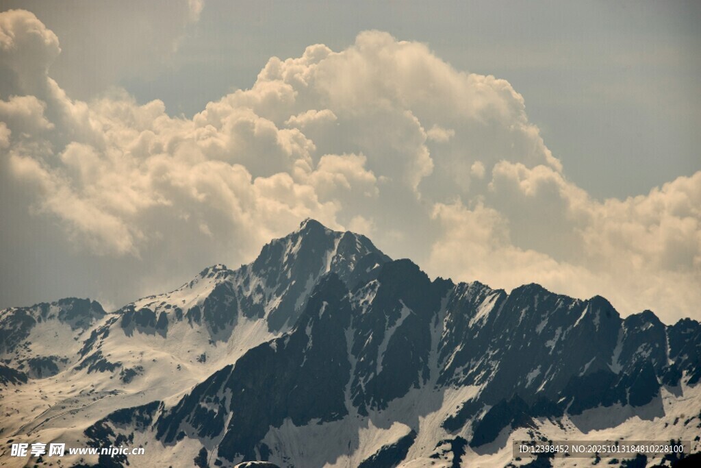 壮丽雪山与云端美景