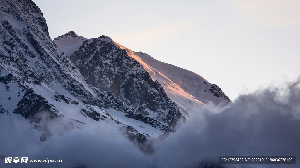 雪山晨曦