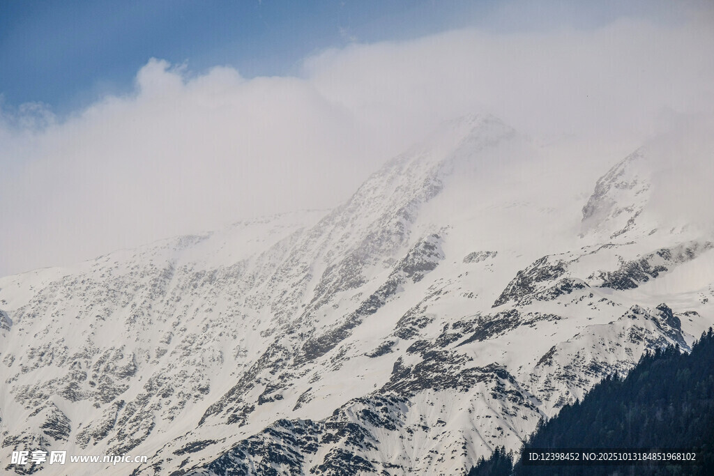 雪山云雾缭绕壮丽景观