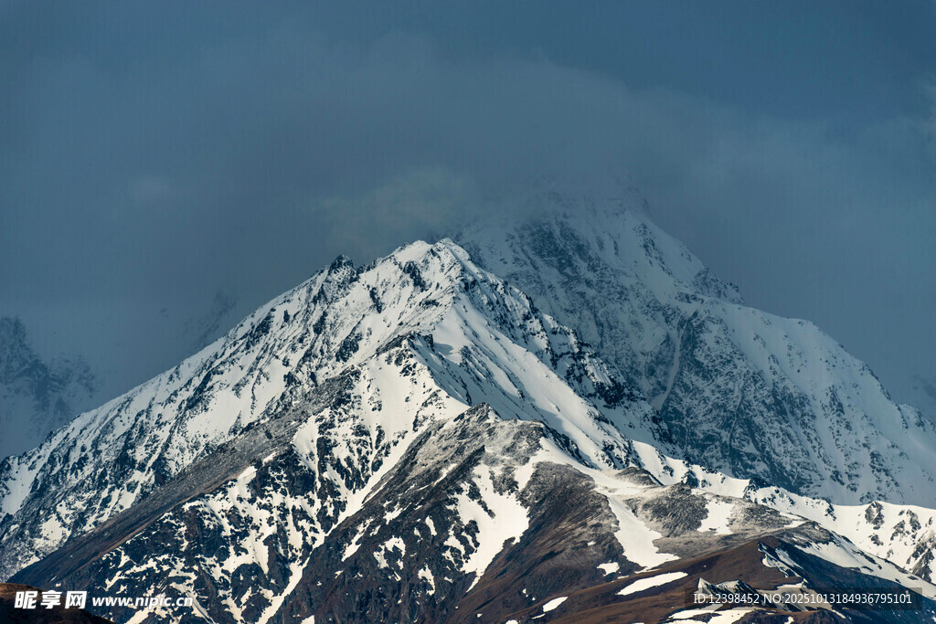 巍峨雪山壮丽景致