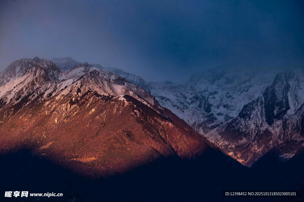 壮丽雪山日出美景