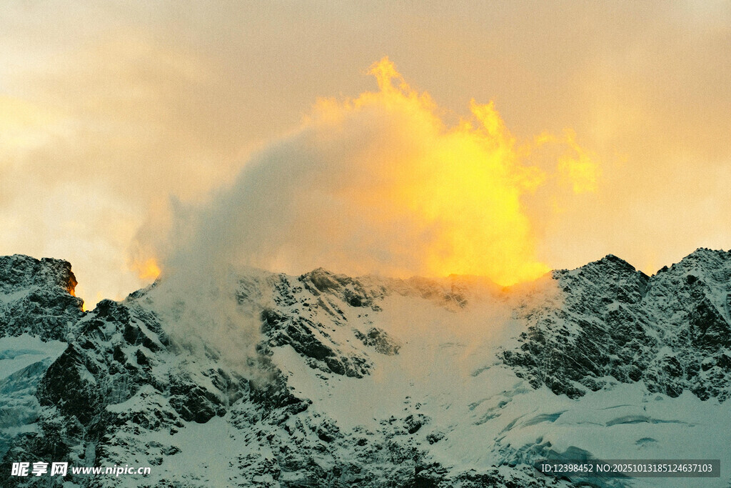 雪山日出壮丽景观