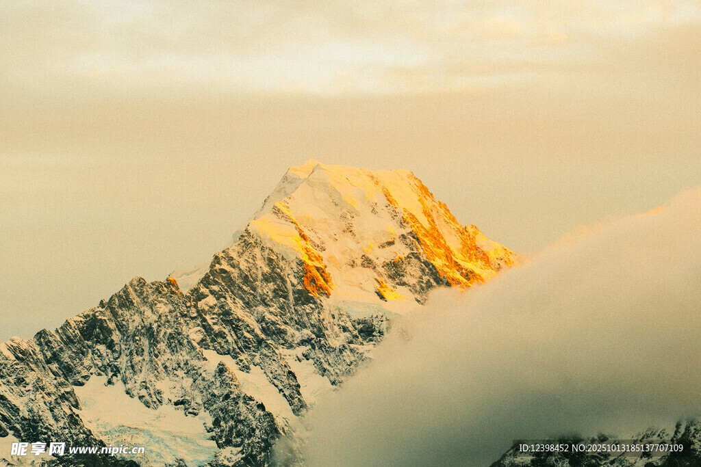金色霞光下的巍峨雪山