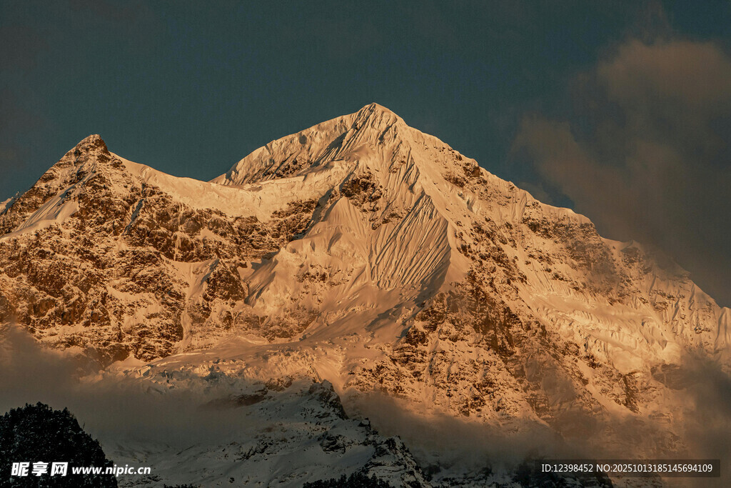 夕阳下的壮丽雪山