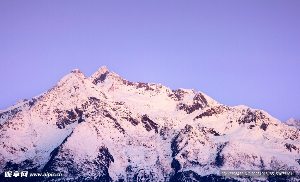 巍峨雪山壮丽景致