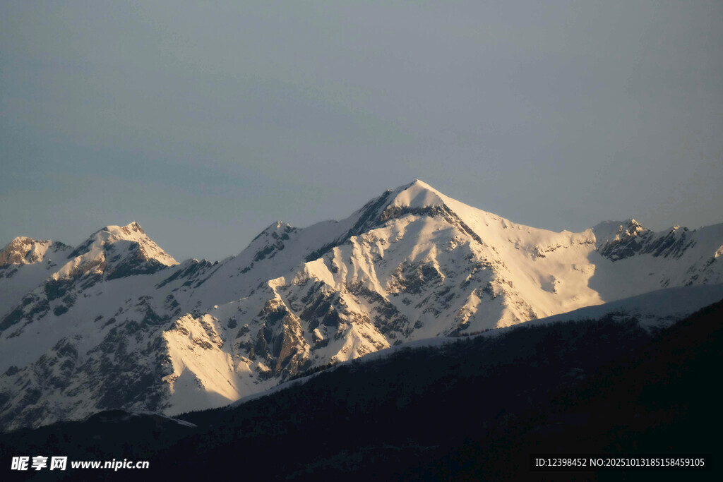 壮丽雪山景观
