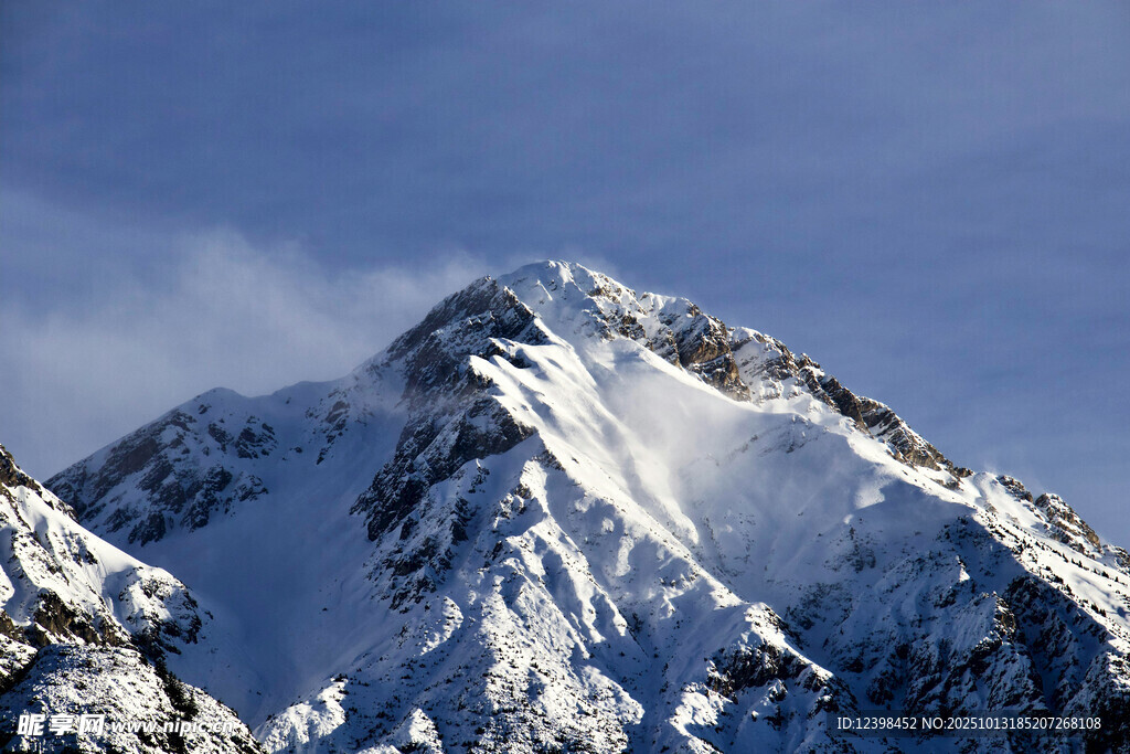 巍峨雪山