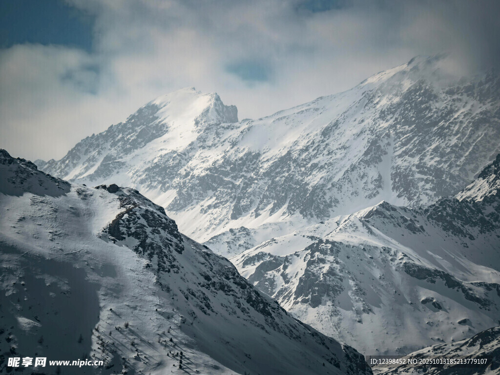 壮丽雪山景观