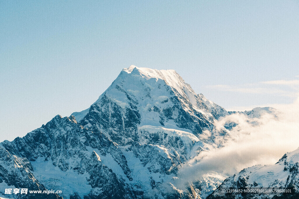 巍峨雪山