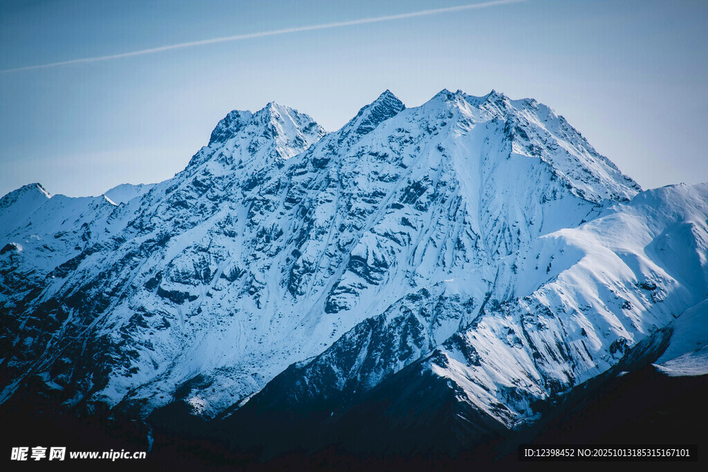 巍峨雪山壮丽景观