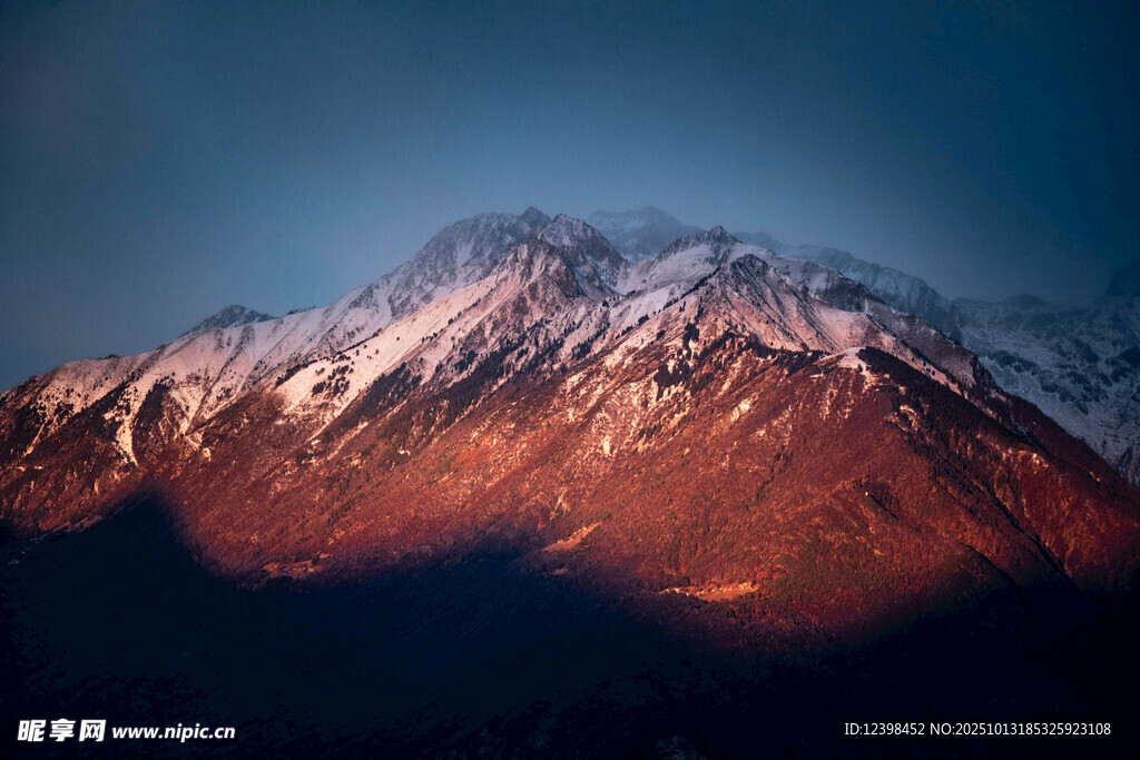 雪山夕照美景