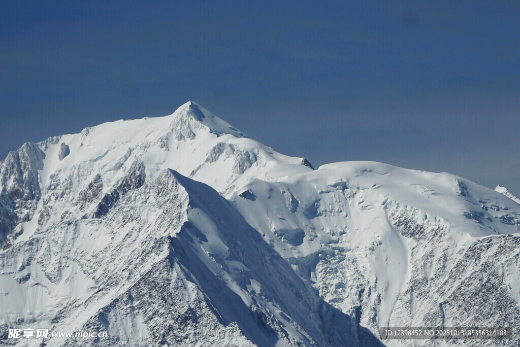 巍峨雪山壮丽景致