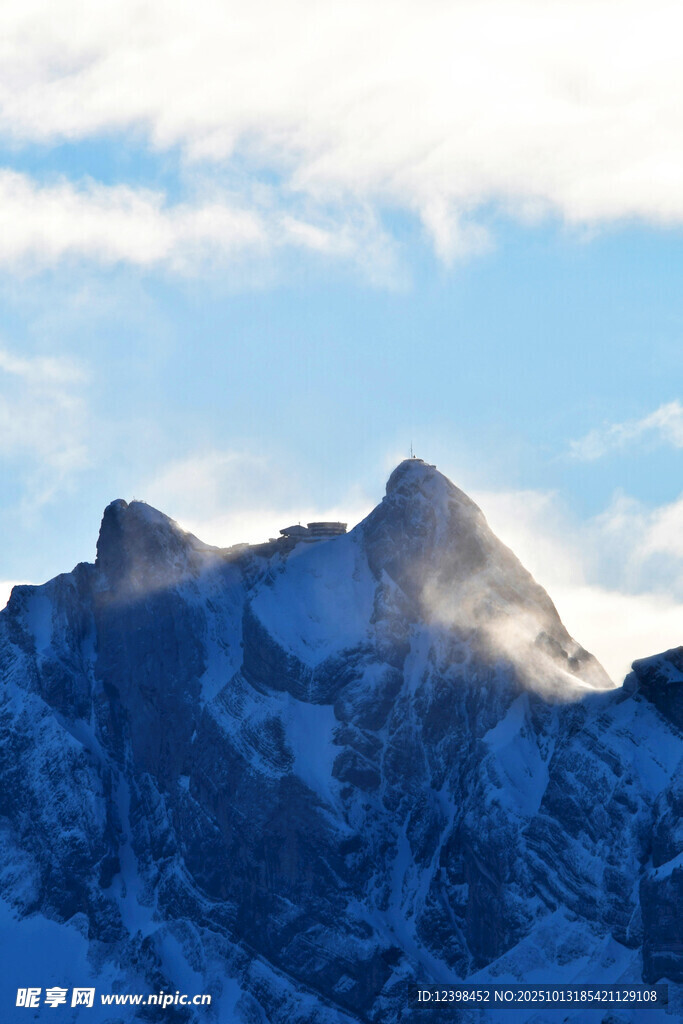 巍峨雪山