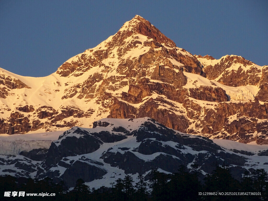 夕阳下的壮丽雪山