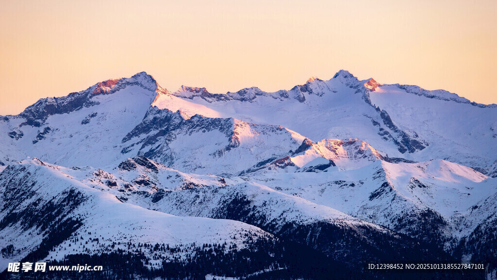 壮丽雪山日出美景