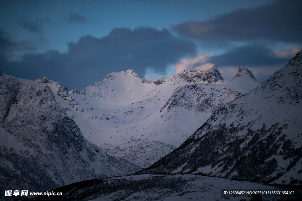 雪山壮丽景致