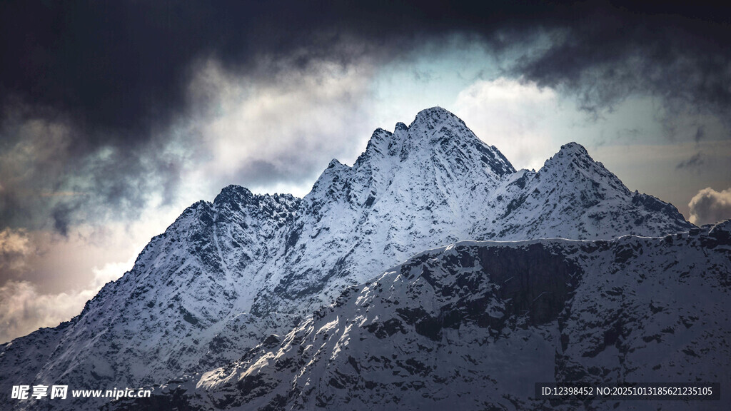巍峨雪山