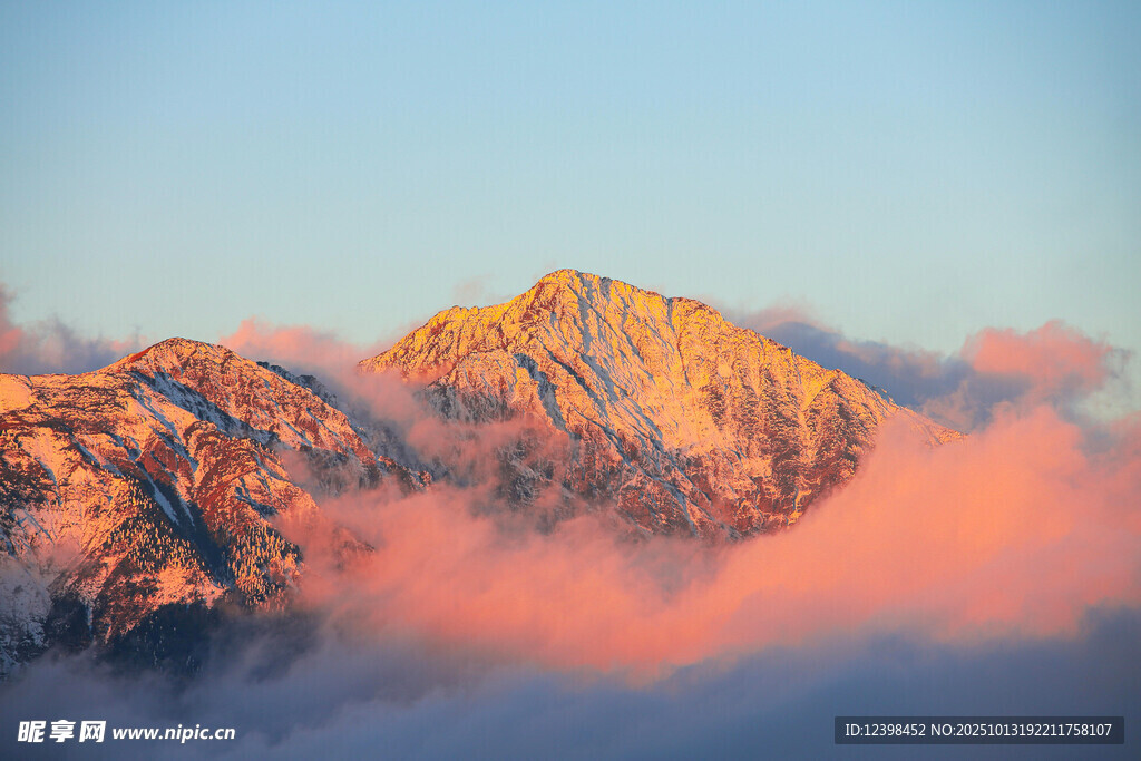 日出映雪山云海壮丽景