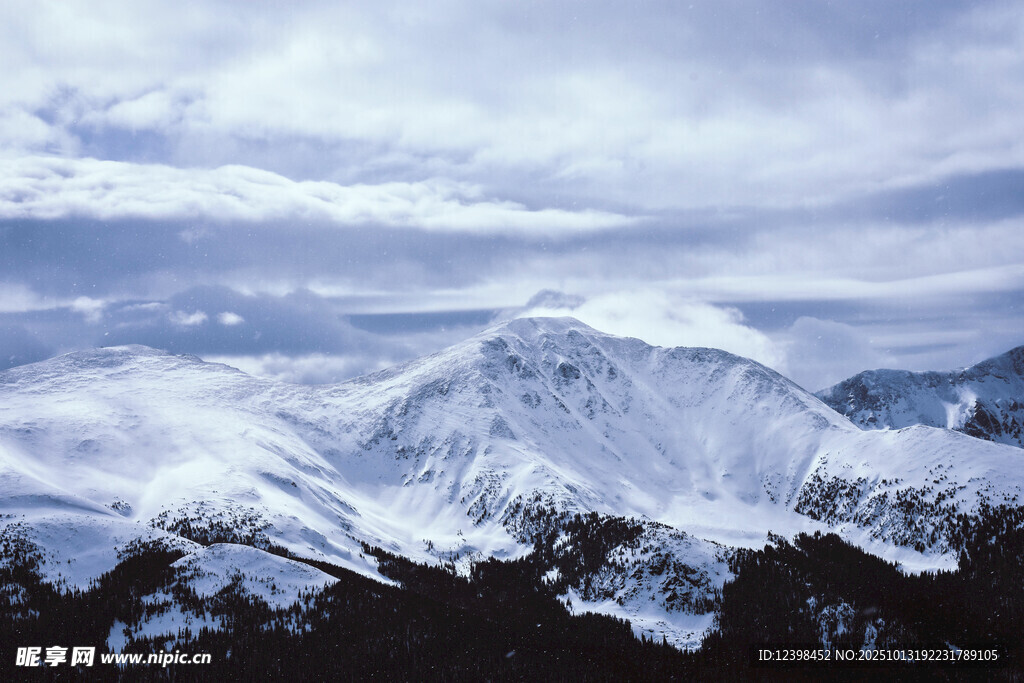 壮丽雪山景观