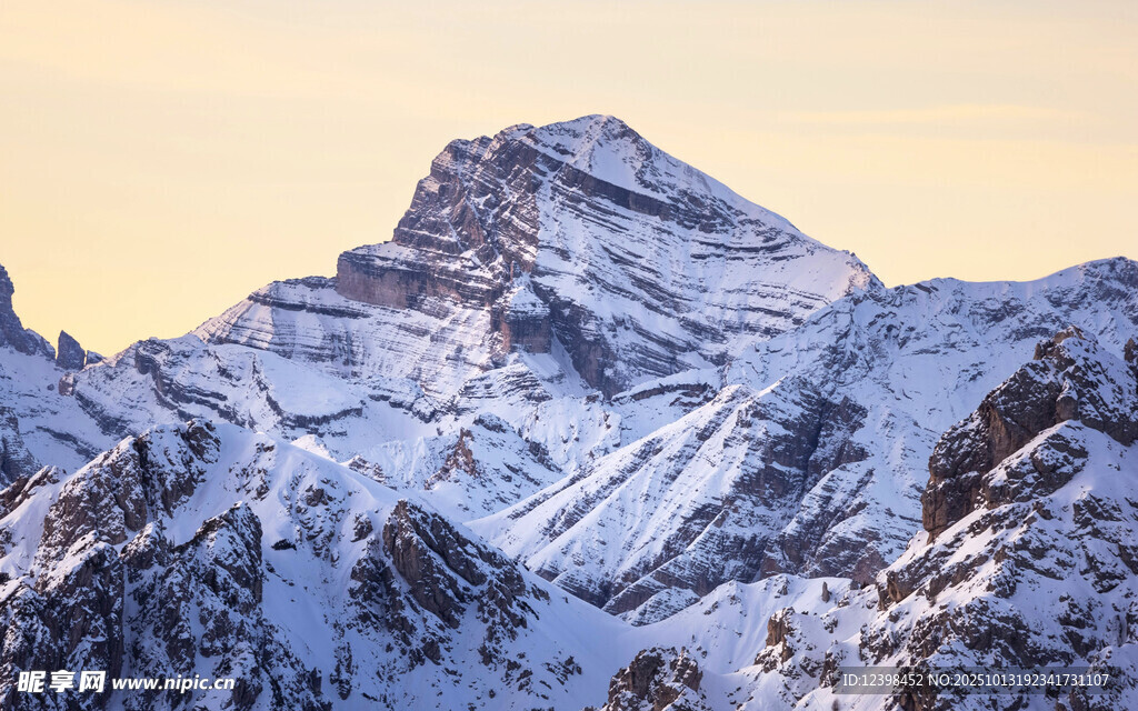 雪覆山峦美景