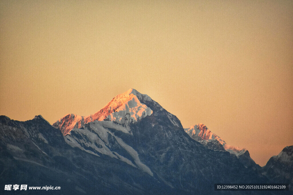 夕阳下的壮丽雪山