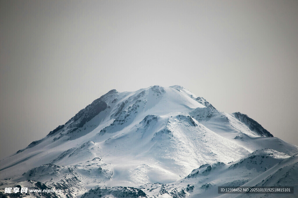 巍峨雪山壮丽景观