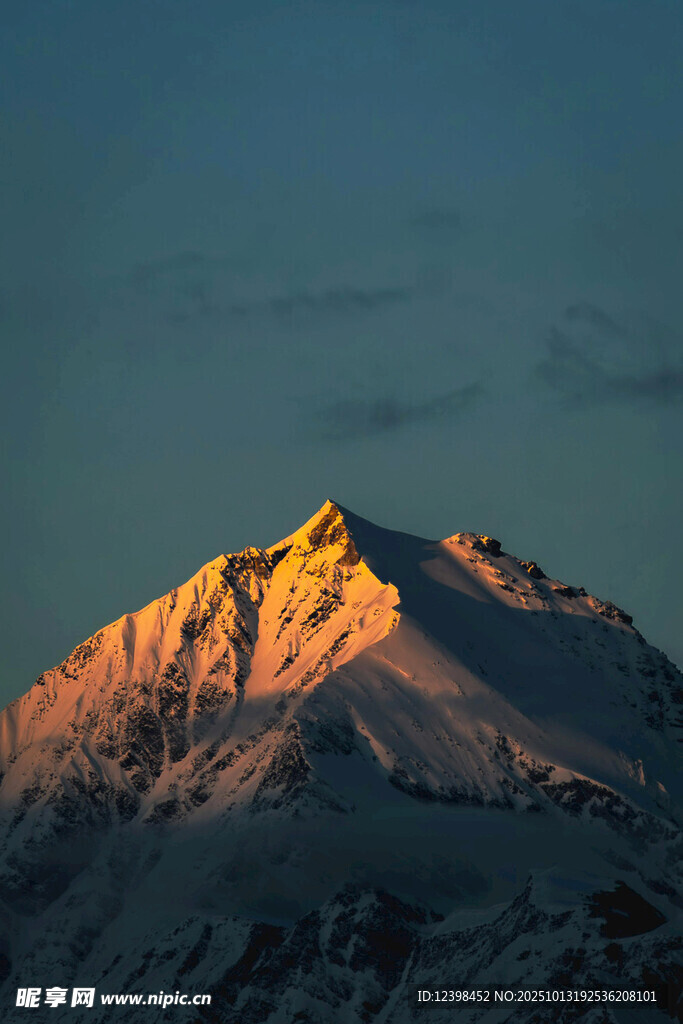 雪山日出美景