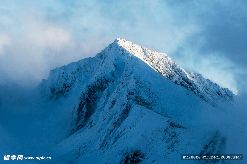 巍峨雪山映于蓝天之下