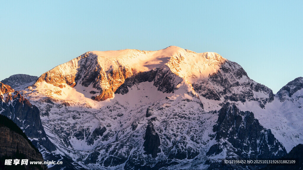 雪山日出美景