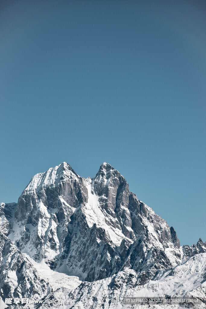 巍峨雪山
