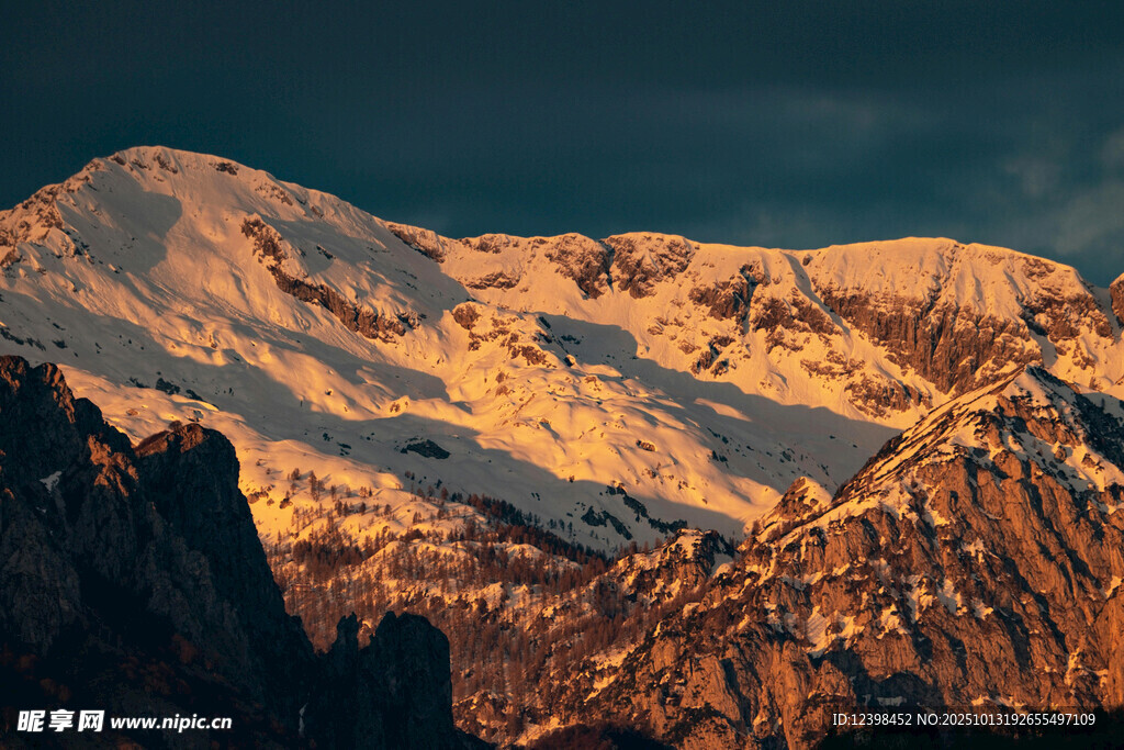 雪山壮丽夕照美景