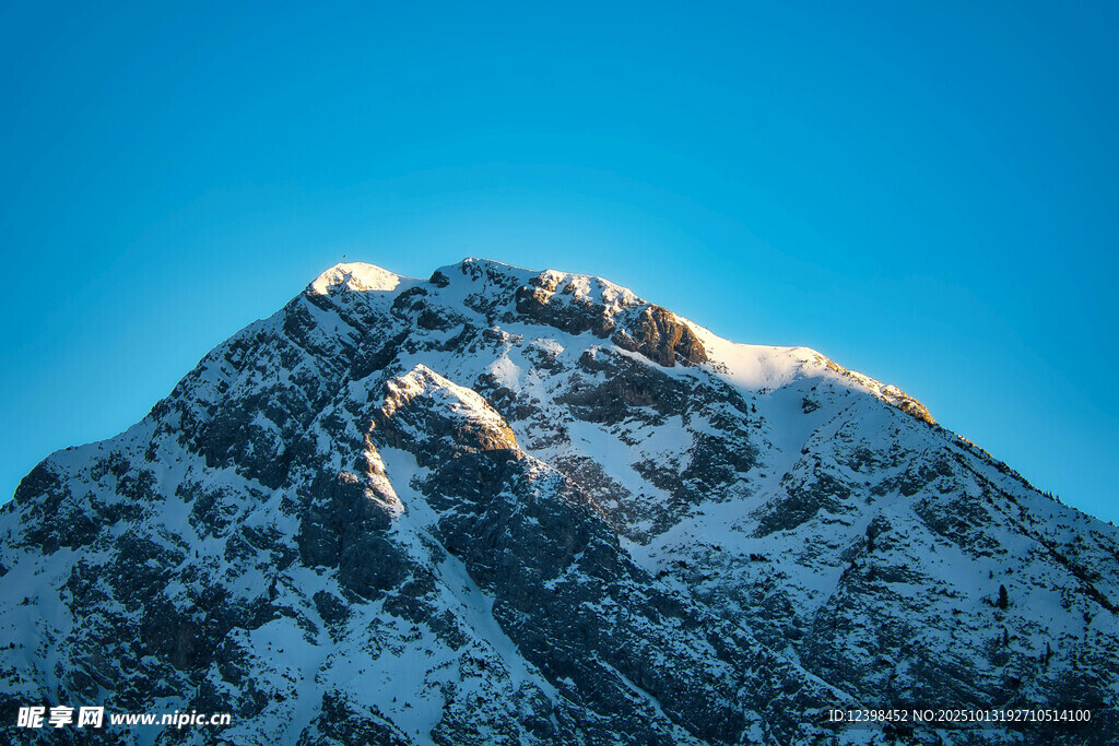 雪覆山峰