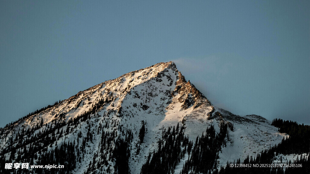 巍峨雪山
