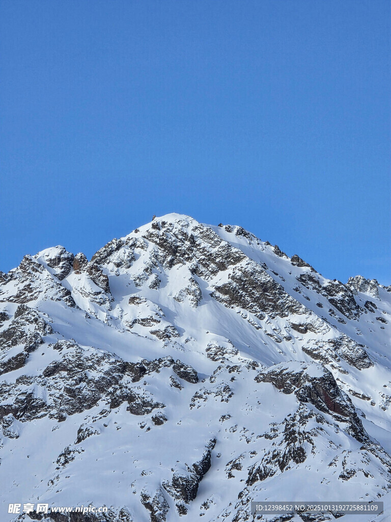 雪山之巅壮丽雪景
